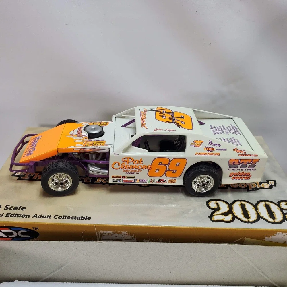 ADC John Logue‎ 69 Dirt Modified Diecast 1:24 White Autographed 2003 Limited Ed